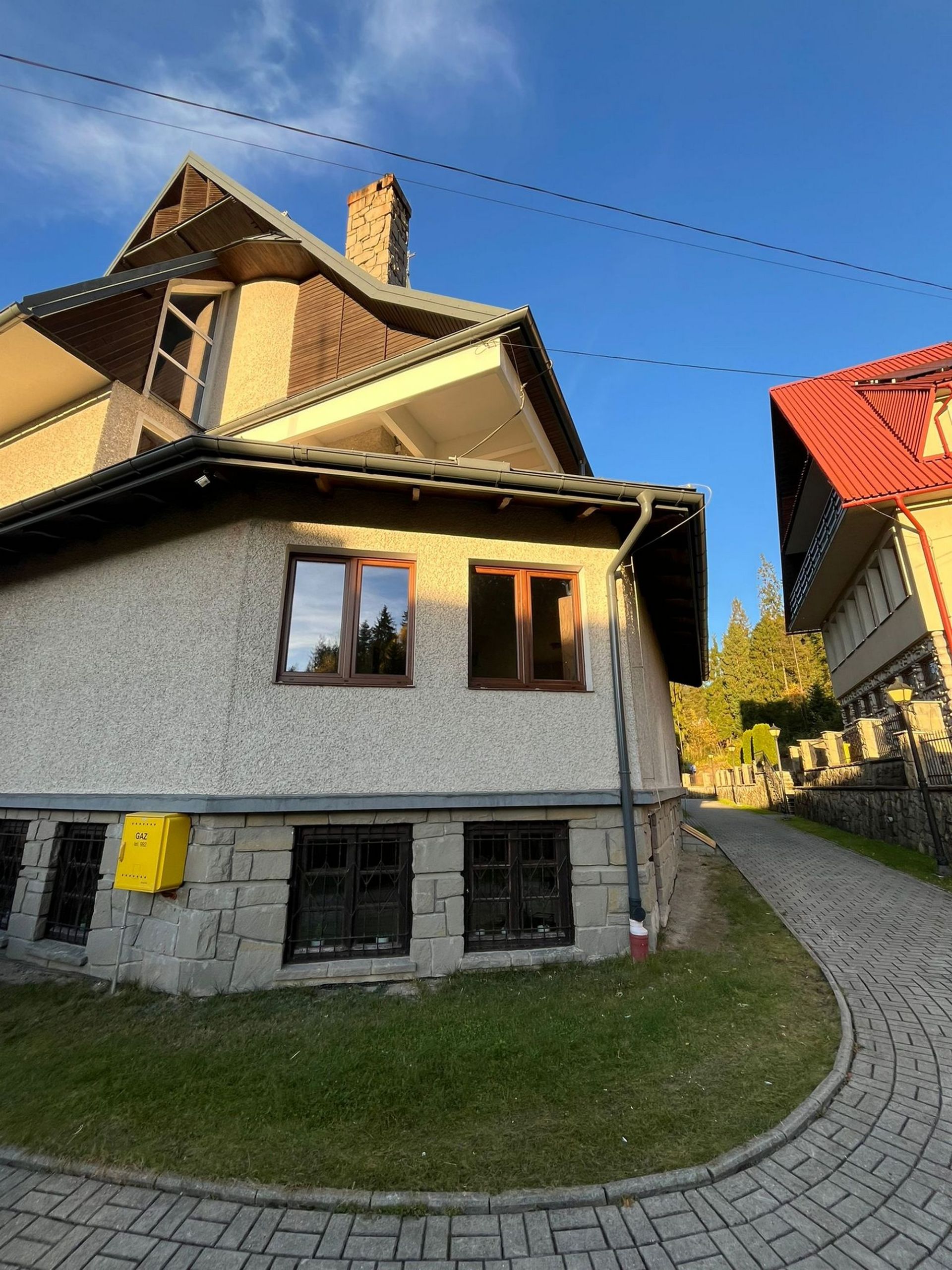 Trwa wymiana okien na poziomie zakrystii