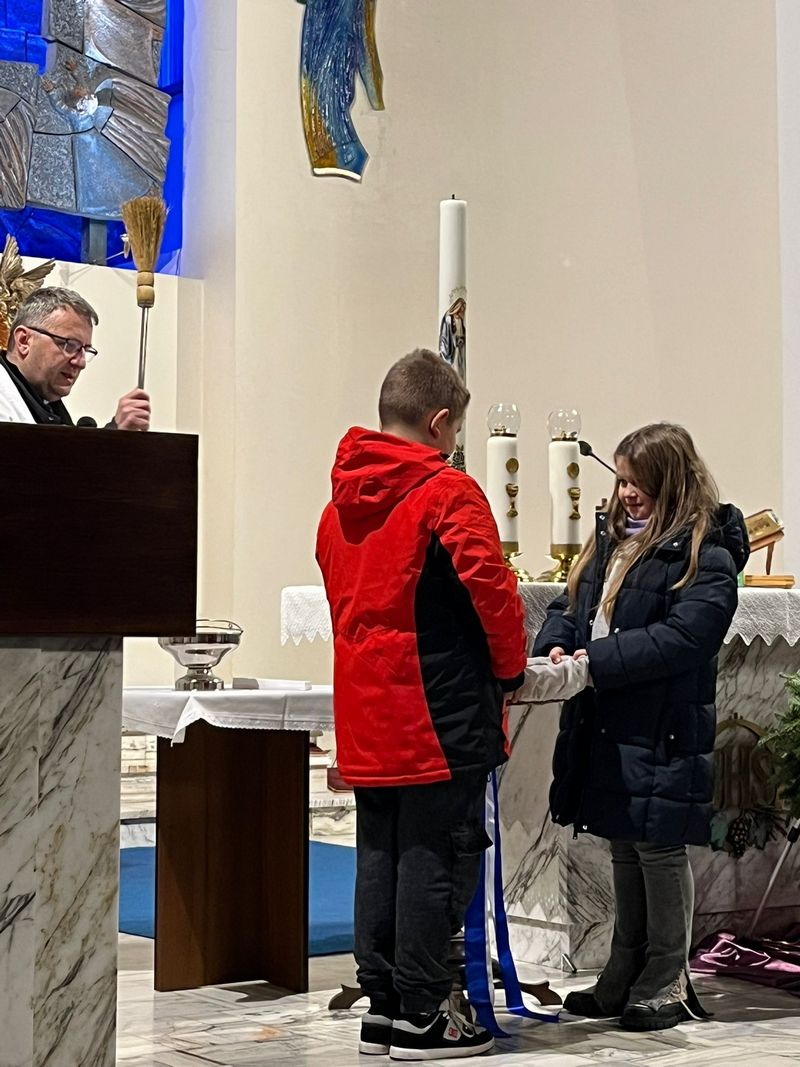 Poświęcenie i wręczenie medalików dzieciom klas III