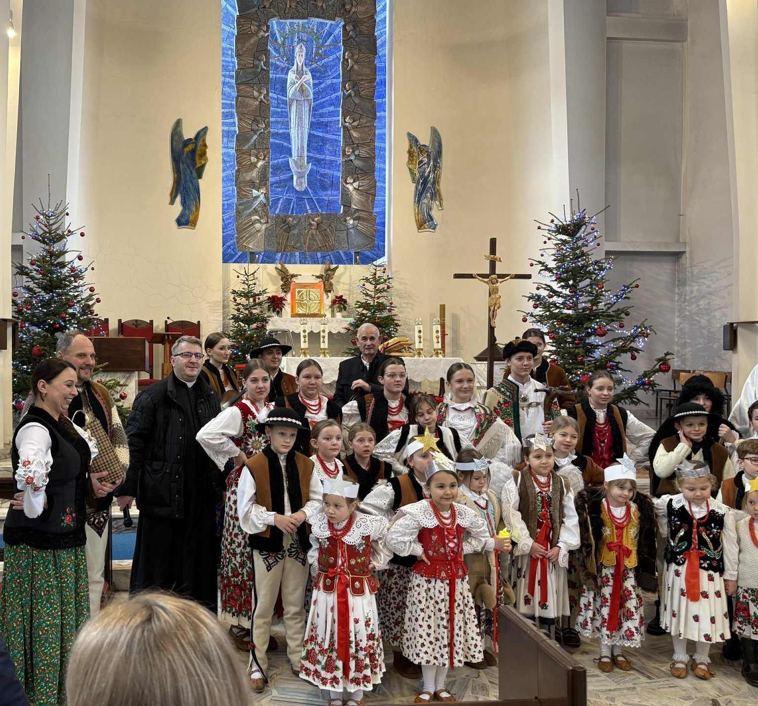 Jasełka w wykonaniu zespołu „Mali Hyrni”